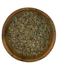 Gesneden gedroogde basilicum