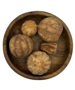 Houten schaaltje met hele gedroogde Limu Omāni limoenen