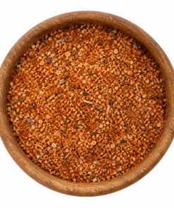 Cajun kruidenmix met zout in houten kom op witte achtergrond