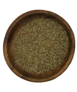 Gesneden oregano in een houten kom