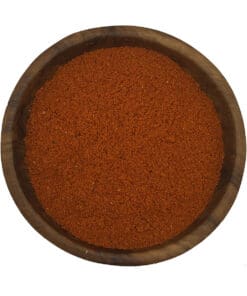 Patatkruiden met paprika, ui, selderij en knoflook in houten kom