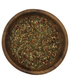 Houten kom gevuld met Toscaanse Italiaanse kruidenmix voor gebruik in mediterrane gerechten.
