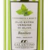 Blik met natuurlijke olijfolie extra vierge en verse basilicum, ideaal voor smaakvolle gerechten.