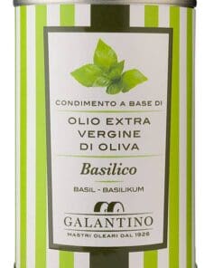 Blik met natuurlijke olijfolie extra vierge en verse basilicum, ideaal voor smaakvolle gerechten.