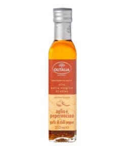 Fles extra vierge olijfolie met rode pepers en knoflook, perfect voor pittige gerechten.
