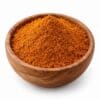 Tikka Masala kruidenmix zonder zout in een ronde houten kom op witte achtergrond