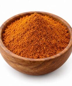 Tikka Masala kruidenmix zonder zout in een ronde houten kom op witte achtergrond