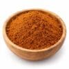 Vindaloo curry poeder in een ronde houten kom op witte achtergrond