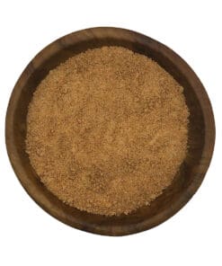 Houten kom gevuld met kibbelingmix, kruiden voor kibbeling op een productpagina.