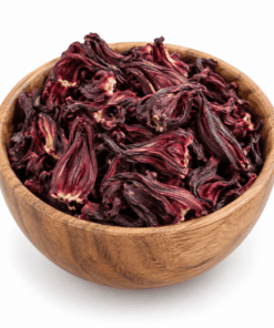 Houten kom gevuld met gedroogde Hibiscus sabdariffa voor Roselle thee op een witte achtergrond.