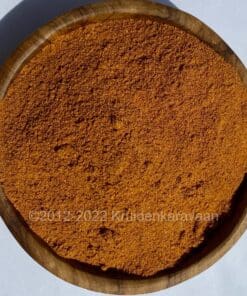Houten kom met gemalen Berbere Ethiopische kruidenmix, ideaal om berbere te bestellen voor authentieke gerechten.