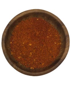 Houten kom met harissa kruiden, Marokkaanse kruidenmix voor pittige gerechten en specerijen.
