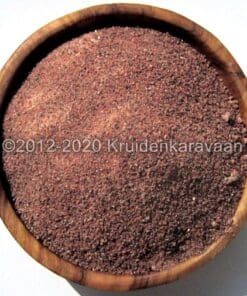 Houten kom gevuld met fijn kala namak zout, een Indiaas zwart zout gebruikt als smaakmaker.