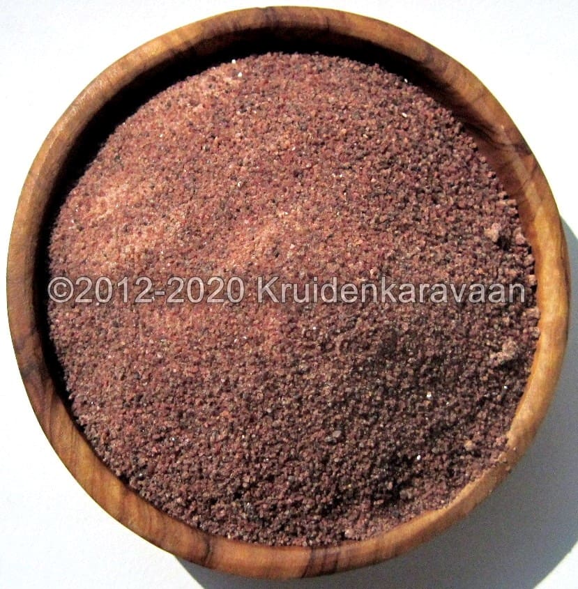 Kala-Namak-fijn - Olie & Azijn Karavaan Houten kom gevuld met fijn kala namak zout, een Indiaas zwart zout gebruikt als smaakmaker.