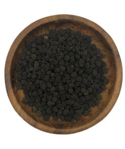 Houten kom gevuld met zwarte peperkorrels, ideaal voor Assam Peper – Wilde Assampeper productpagina.