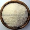 Houten kom gevuld met culinair zout uit de Andes, puur Inka Zonnezout uit Peru voor in de keuken.