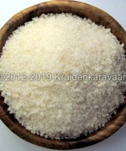 Houten kom gevuld met culinair zout uit de Andes, puur Inka Zonnezout uit Peru voor in de keuken.