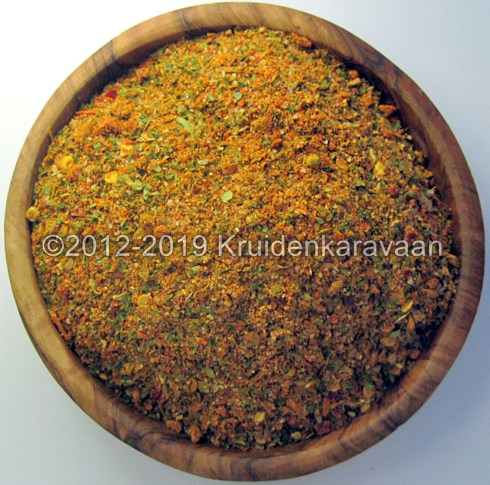Spaanse-rub-bbq - Olie & Azijn Karavaan Houten kom gevuld met Spaanse BBQ rub, ideale pittige marinade om online te bbq rub kopen.