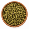 Groene Szechuanpeper in een ronde houten kom op een witte achtergrond.