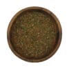 Houten kom gevuld met argentijnse kruidenmix voor chimichurri, ideale smaakmaker voor Argentijnse gerechten.
