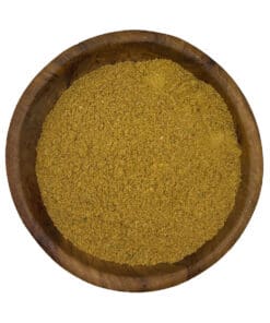 Houten kom gevuld met Groene Thaise curry kruidenmix, perfect voor het bereiden van curry gerechten.