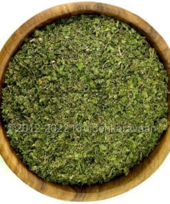 Houten kom gevuld met groene tzatziki kruidenmix, ideale Griekse kruiden voor authentieke tzatzikisaus.