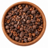 Cacao peper bio in houten kom op witte achtergrond