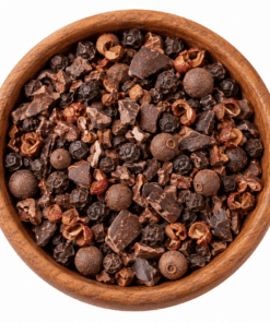 Cacao peper bio in houten kom op witte achtergrond