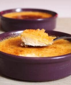 Crème brûlée met tonkaboon in een paarse schaal, dessert met exotisch aroma en rijke smaak.