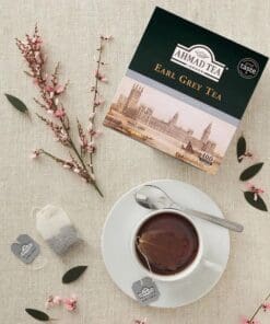 engelse earl grey - Olie & Azijn Karavaan Doos Ahmad Earl Grey thee met 100 theezakjes, kopje thee en bloemen; ideaal voor thee online bestellen.
