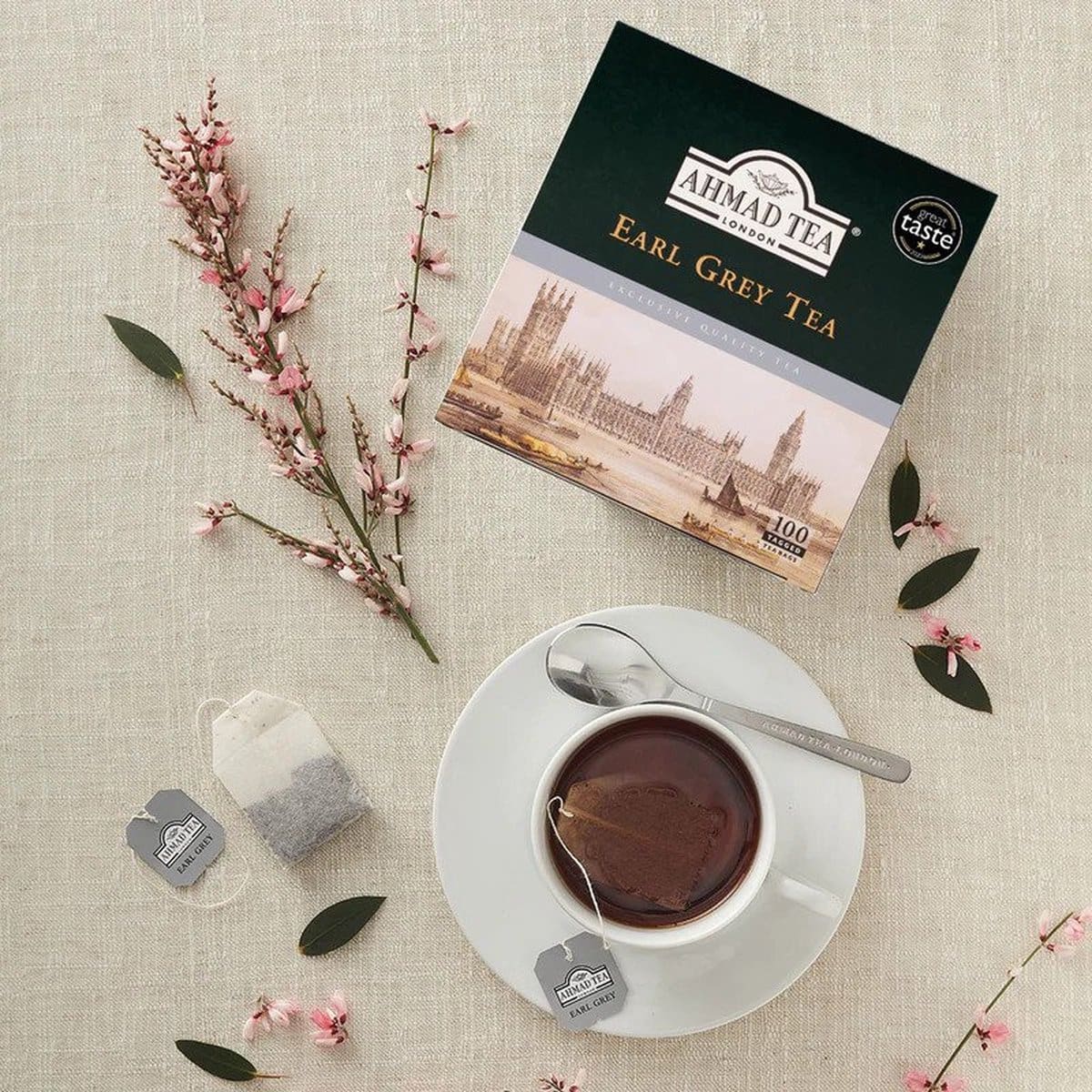 engelse earl grey - Olie & Azijn Karavaan Doos Ahmad Earl Grey thee met 100 theezakjes, kopje thee en bloemen; ideaal voor thee online bestellen.