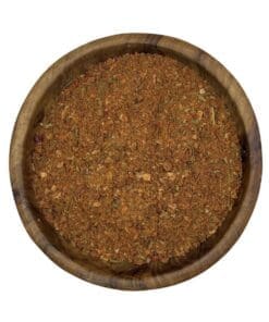 African Rub kruidenmix in een ronde houten kom op witte achtergrond
