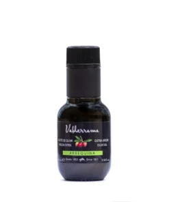 Flesje olijfolie van eerste persing Arbequina 100 ml op witte achtergrond, geschikt voor productpagina.