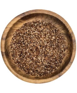 Houten kom gevuld met appel gerookt zout, perfecte smoked salt seasoning voor diverse gerechten.