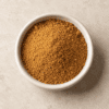 Chaat Masala kruidenmix in een lichte keramische kom