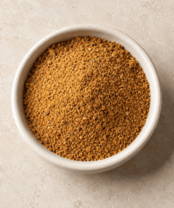 Chaat Masala kruidenmix in een lichte keramische kom