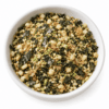 Kameya wasabi furikake met sesam, zeewier en rijstcrackers in een witte ronde kom
