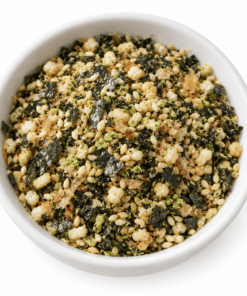 Kameya wasabi furikake met sesam, zeewier en rijstcrackers in een witte ronde kom