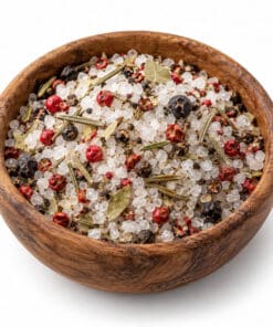 Zeezout Grigliata met grof zeezout, roze peper, jeneverbes, rozemarijn en laurier in een houten kom