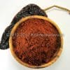 Ancho chili kopen: kom met gemalen ancho chilipeper en gedroogde poblano chilipeper op productpagina.
