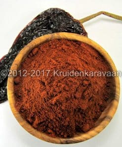 Ancho chili kopen: kom met gemalen ancho chilipeper en gedroogde poblano chilipeper op productpagina.