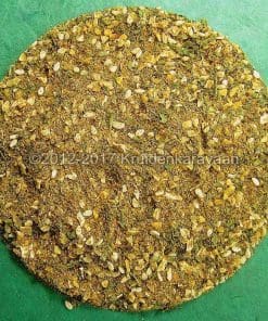 Ronde hoop falafel kruidenmix, Midden-Oosterse mix van specerijen op groene ondergrond.