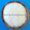 Houten kom gevuld met Fleur de Sel Camargue zoutvlokken, premium zeezout voor in de keuken.