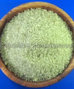 Houten kom gevuld met groen Hawaii biologisch zeezout op een blauwe ondergrond.
