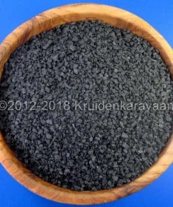 Houten kom gevuld met grof zeezout, Hawaii Zout Zwart – Black Lava, op een blauwe achtergrond.