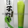 Hon Wasabi tube naast verpakking, authentieke sushisaus voor bij sushi en Japanse gerechten.