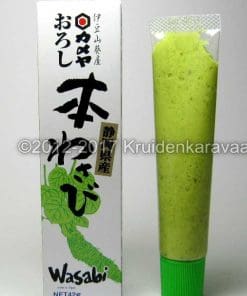 Hon Wasabi tube naast verpakking, authentieke sushisaus voor bij sushi en Japanse gerechten.