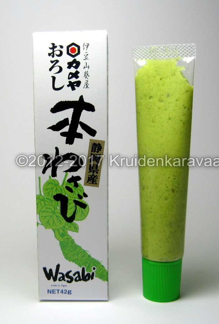 Hon wasabi - echte Japanse mierikswortel kopen - Olie & Azijn Karavaan Hon Wasabi tube naast verpakking, authentieke sushisaus voor bij sushi en Japanse gerechten.