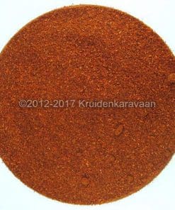 Gemalen Scotch Bonnet chilipoeder, helderrood van kleur, ideaal voor Caribische gerechten en pittige smaak.