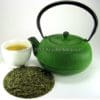 Japanse Sencha met losse groene theebladeren, theepot en kopje